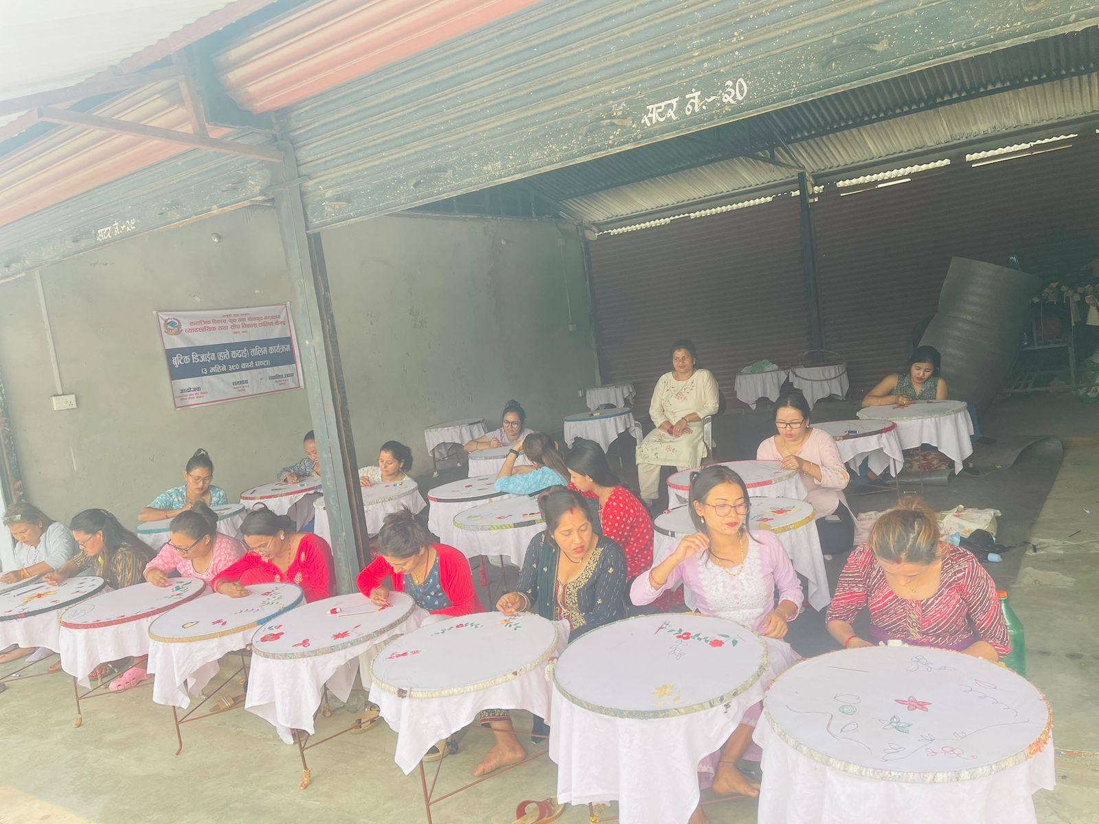 गैंडाकोट नगरपालिका नवलपुरमा  सञ्चालन भएको बुटिक डिजाइन तालीमका  प्रशीक्षार्थीहरु प्रयोगात्मक कार्य गर्दै