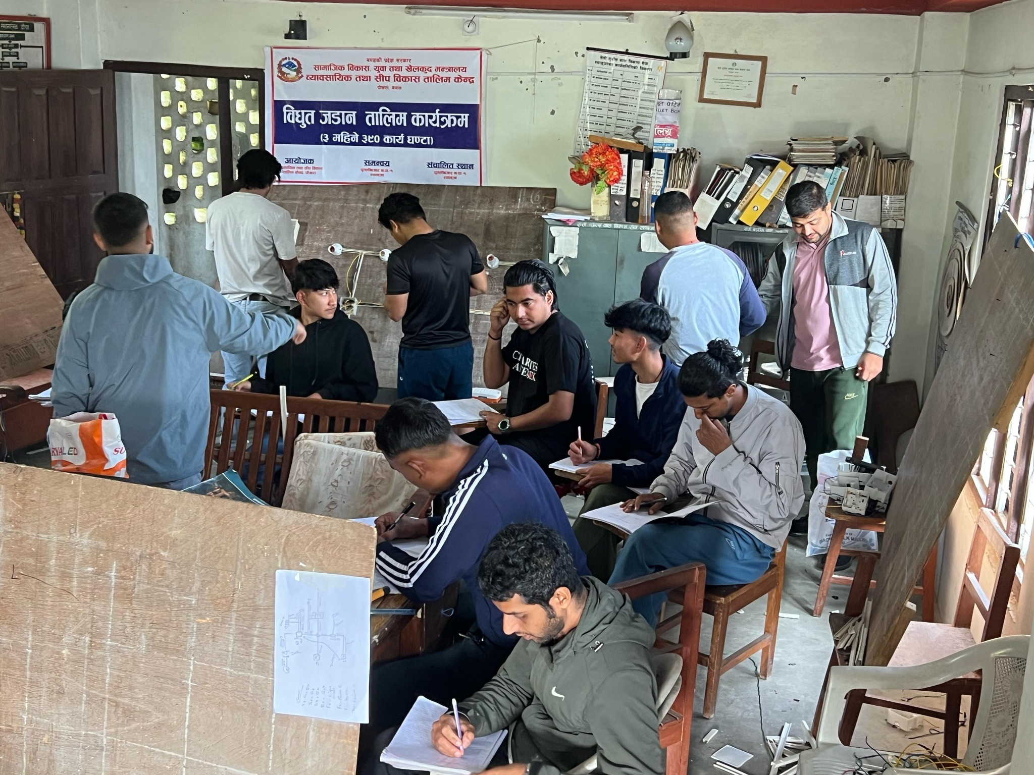 पुतलीबजार नगरपालिका १, स्याङ्जा मा सञ्चालन भएको  विद्युत जडान   तालीमका  प्रशीक्षार्थीहरु प्रयोगात्मक कार्य गर्दै