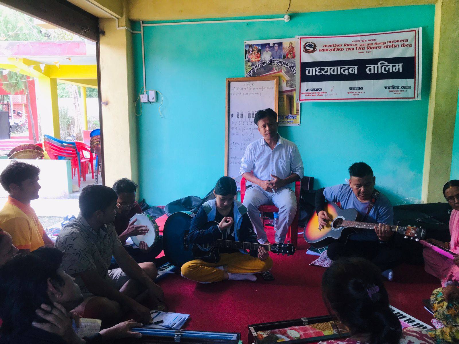 पुतलीबजार नगरपालिका १, स्याङ्जा मा सञ्चालन भएको बाध्यबादन  तालीमका  प्रशीक्षार्थीहरु प्रयोगात्मक कार्य गर्दै